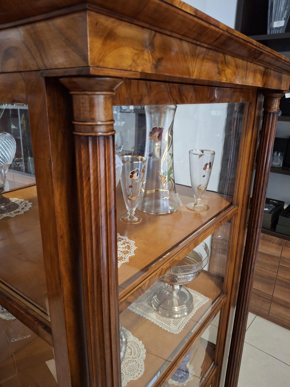 Erstklassige Biedermeier-Vitrine – Bild 6